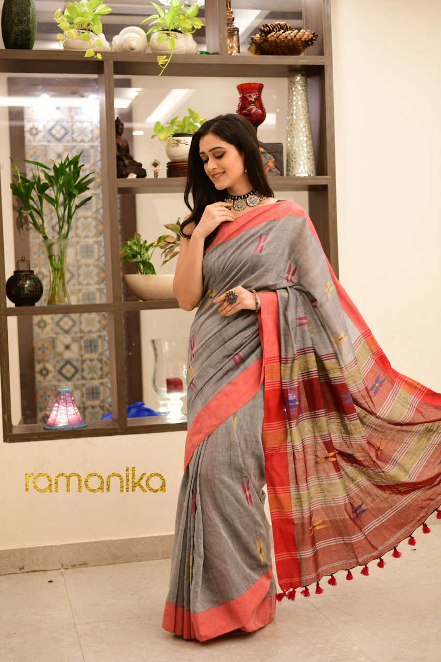 Handwoven Jamdani Grey Saree With Blouse - Ramanika