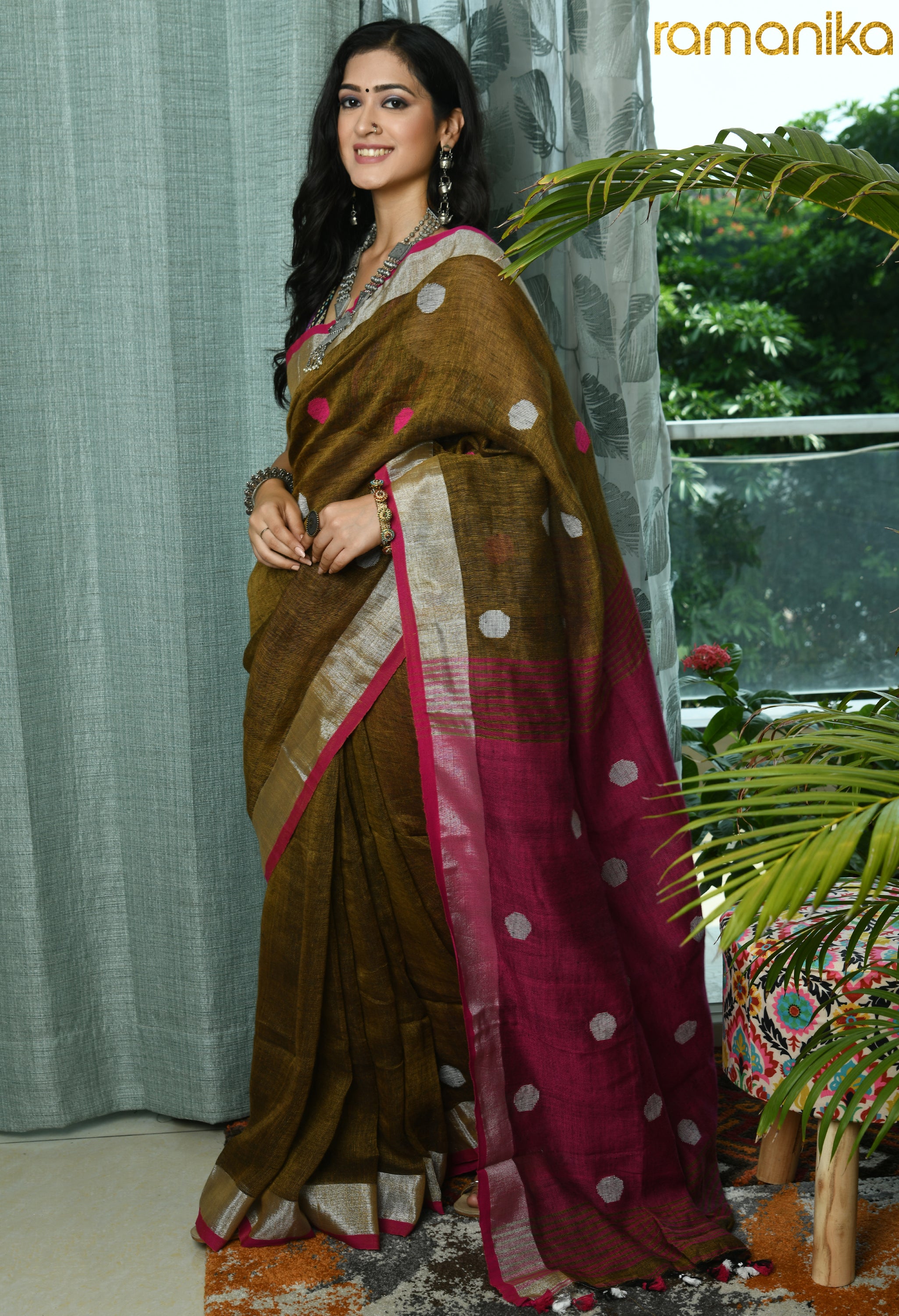 Handwoven Linen Jamdani Saree with Contrast Blouse
