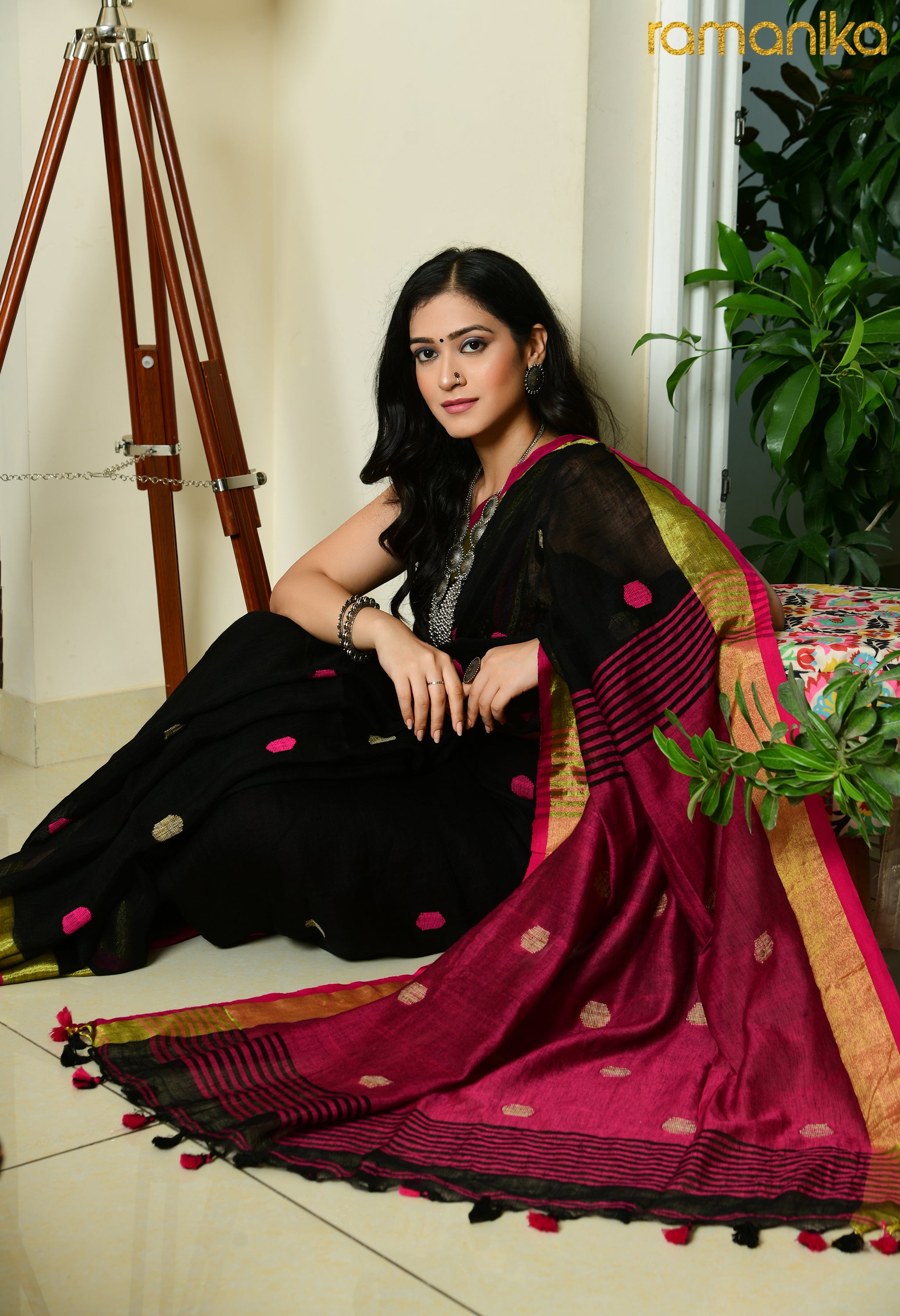Handwoven Linen Jamdani Saree with Contrast Blouse (Black)