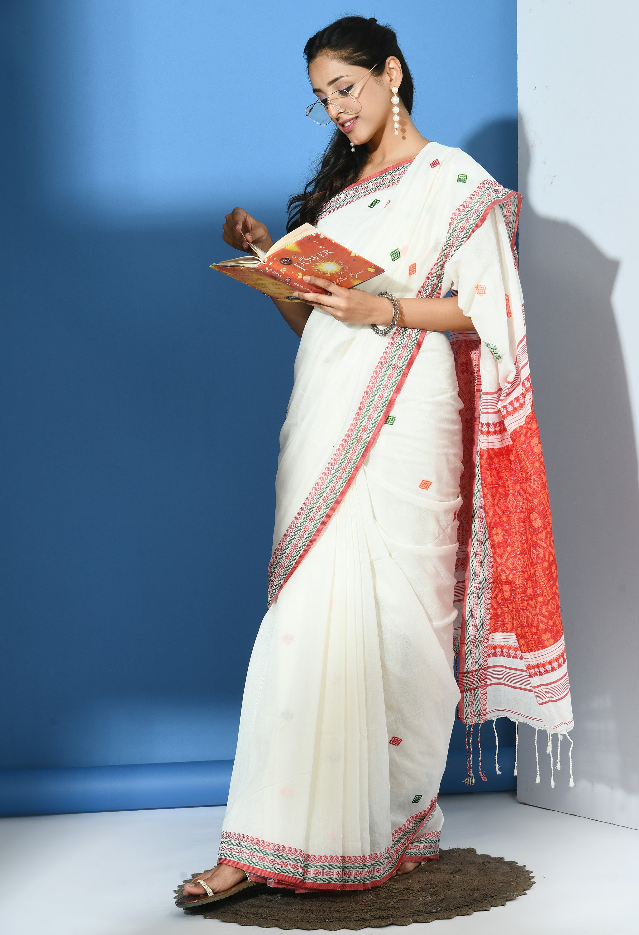 Handwoven Saree with Running Blouse (White & Red) – Ramanika